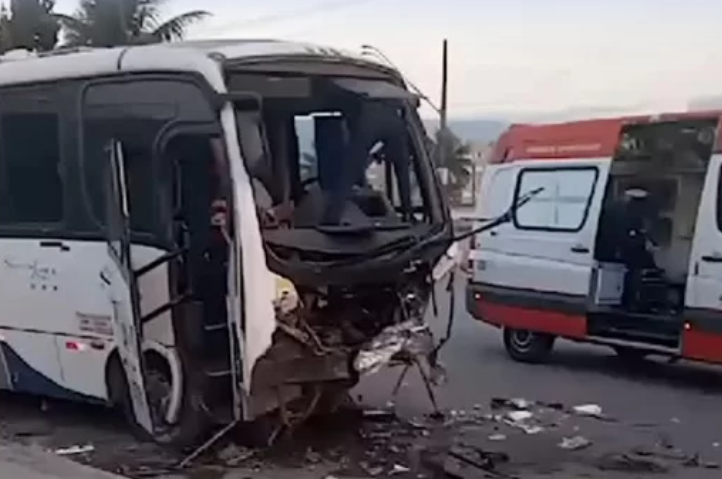 Motorista de ônibus particular morre após passar mal e colidir em carro em Cubatão