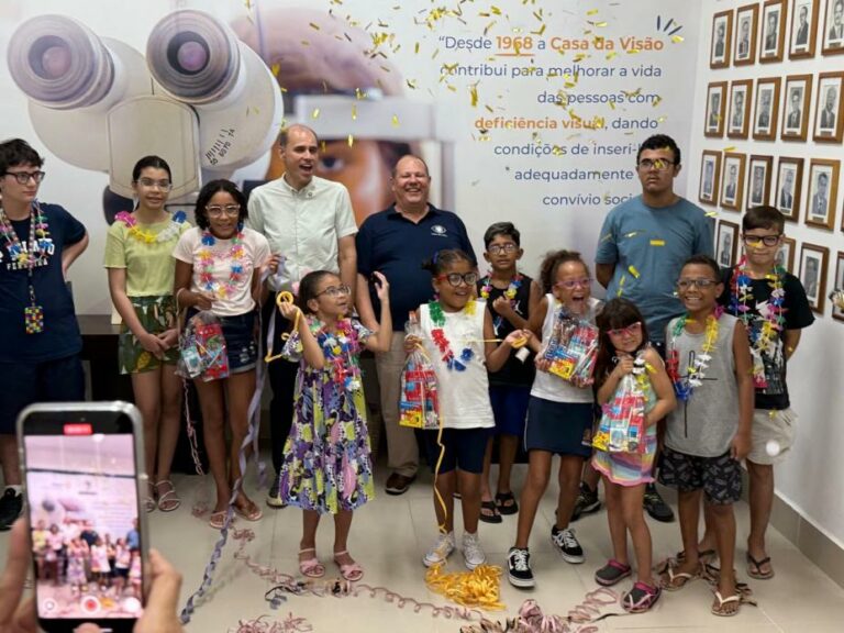 Parceria institucional em Santos presta atendimento oftalmológico e entrega óculos para crianças