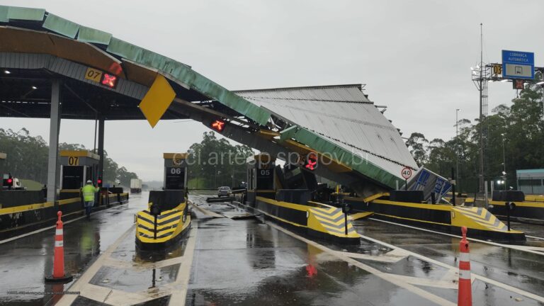 Vento forte provoca queda de estrutura da praça do pedágio da Rodoanel