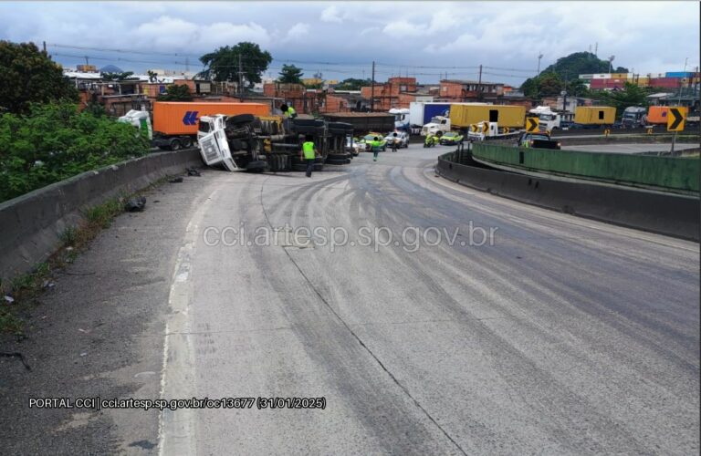 Caminhão tomba na Anchieta e pista fica interditada por mais de 10 horas