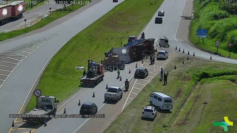 Torcedores salvam caminhoneiro depois de acidente na rodovia Dom Pedro I