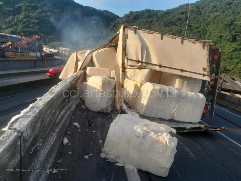 Caminhão tomba e carga de algodão pega fogo em rodovia do litoral de SP