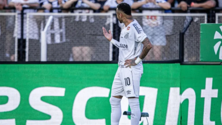 Neymar volta a praticar o gol olímpico em treino do Santos