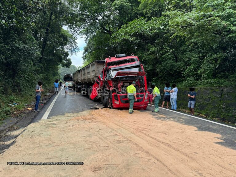 Motorista foge após acidente entre caminhões em rodovia do litoral