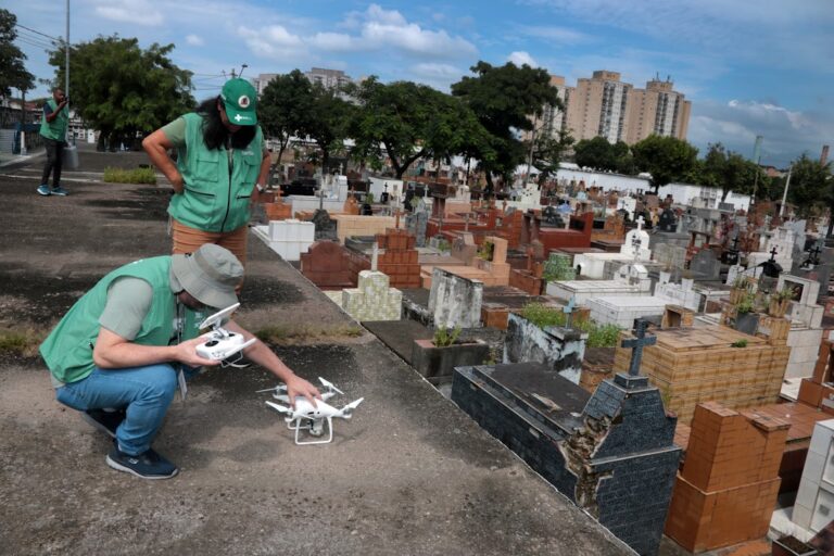 Drone volta ao combate contra o Aedes vistoriando cemitério de Santos