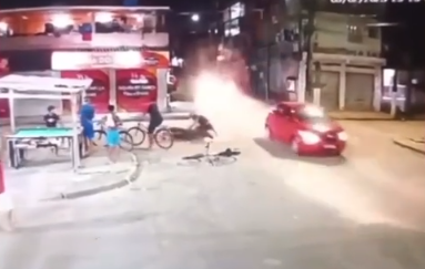 Foragido da Justiça tenta fugir mas é perseguido e preso por PM em comunidade de Guarujá; VÍDEO