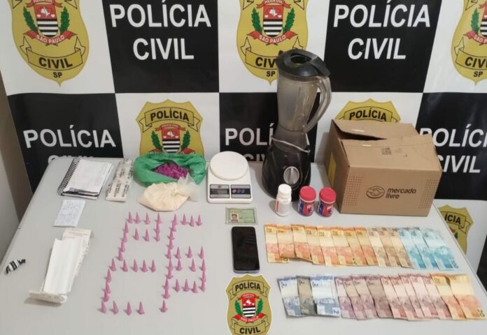 Mulher de 62 anos é presa por tráfico de drogas em Cachoeira Paulista Mulher de 62 anos é presa por tráfico de drogas em Cachoeira Paulista