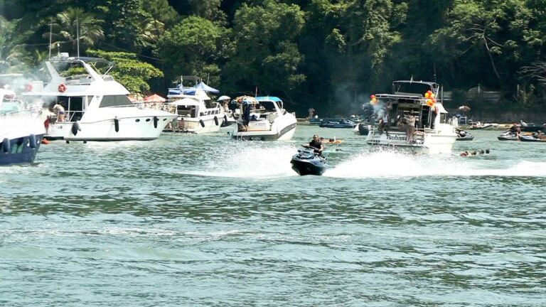 Prefeitura de Santos e Marinha fazem fiscalização conjunta no mar para prevenir acidentes