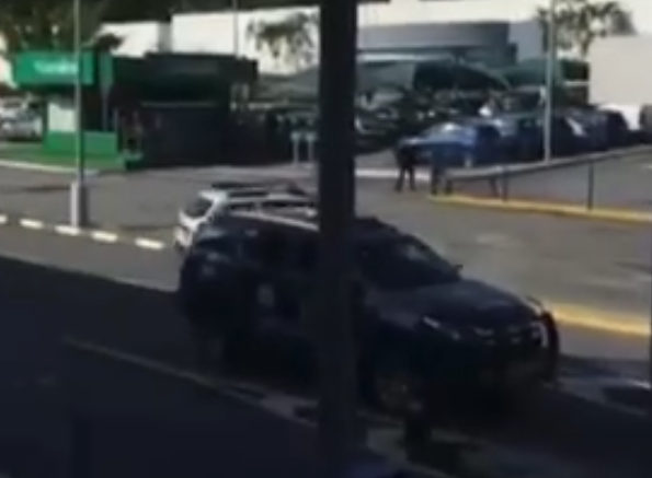 Bandidos causam acidente durante fuga e roubam carro em estacionamento de shopping em Praia Grande;VÍDEO
