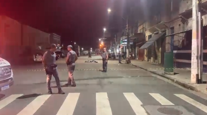 Motorista de aplicativo atropela idoso que “surgiu correndo” em via de Santos; Vítima não resistiu