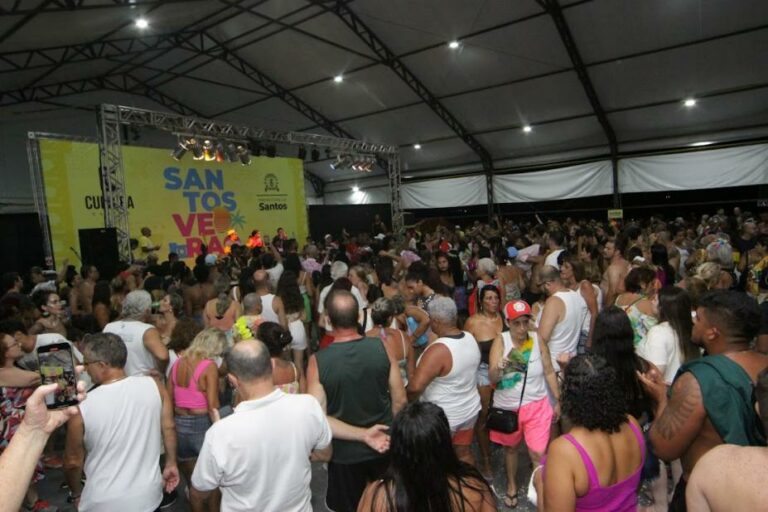 Carnaval Santista: tendas prometem garantir folia na orla com bandas e escolas de samba