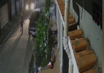 Homem morre durante perseguição policial com tiro na cabeça em Guarujá; VÍDEO