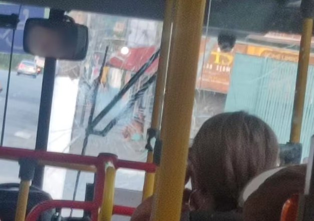 Até quando?! Criminosos fazem barreira em Ponte do Mar Pequeno e atacam pedra em ônibus em tentativa de assalto