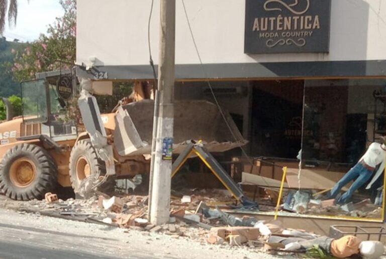 Pá carregadeira desgovernada invade loja no centro de Lindóia