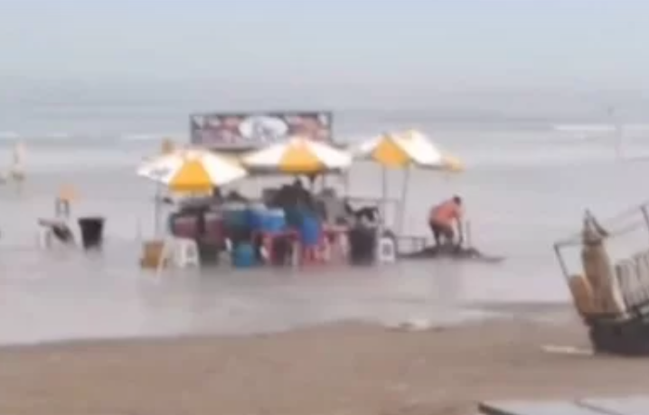 Raio atinge duas pessoas em praia do litoral de SP