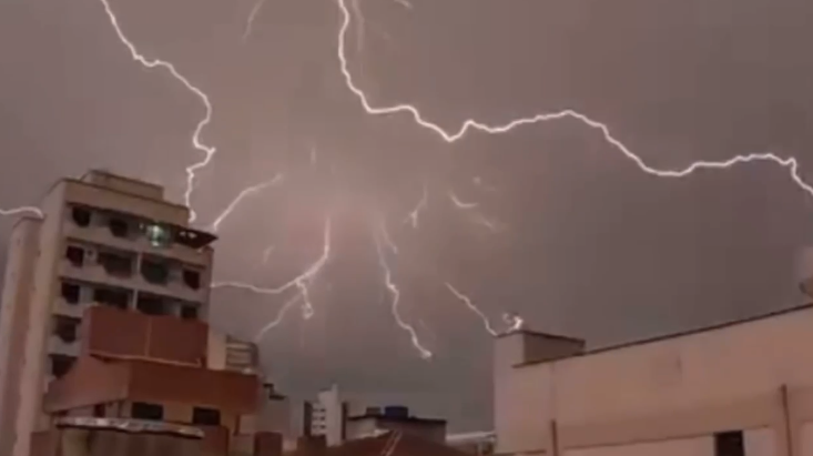 Chuva torrencial causa caos e prejuízo a moradores da Baixada Santista; VÍDEO