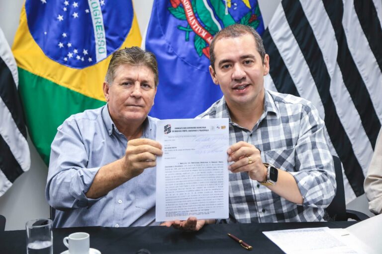 Prefeito recebe pauta de reivindicações do Sindicato dos Servidores