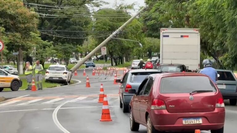 Motorista perde controle e bate em poste em Campinas