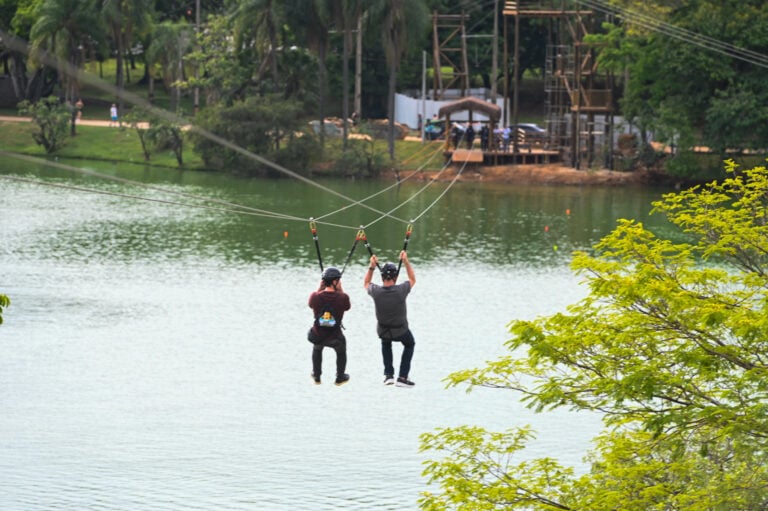 Duas pessoas descendo na Tirolesa Taquaral