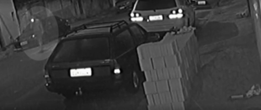 Vídeo mostra vizinho ‘monitorando’ casa de bancária encontrada morta, sem roupa, em cima da própria cama em Registro