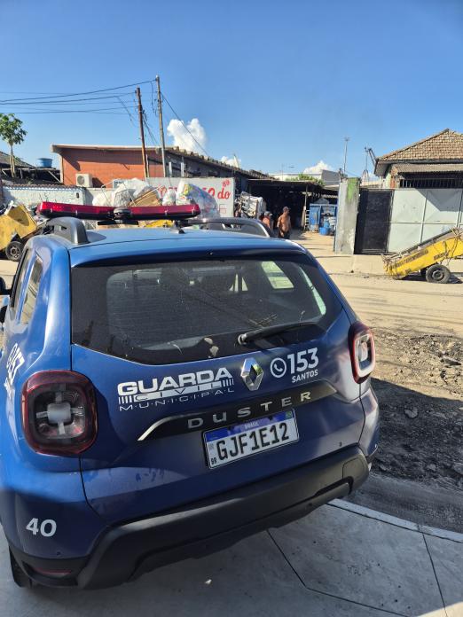 Força-tarefa fecha dois ferros-velhos irregulares no Estuário, em Santos