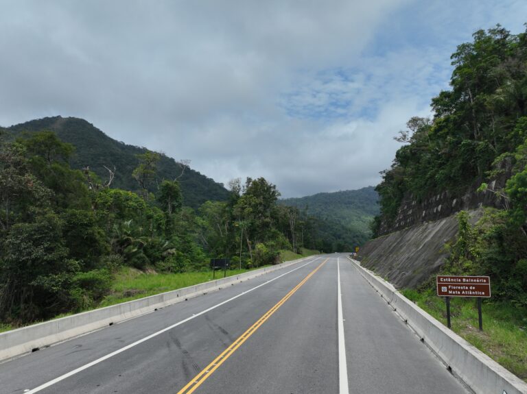 Acidente entre dois carros mata uma pessoa na Tamoios em Caraguatatuba