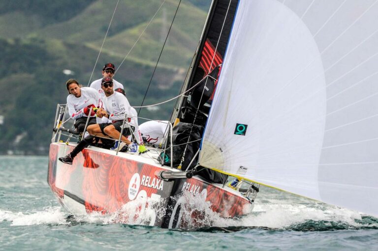 Relaxa Building larga na frente na abertura da Classe C30 no Circuito Ilhabela de Vela Oceânica