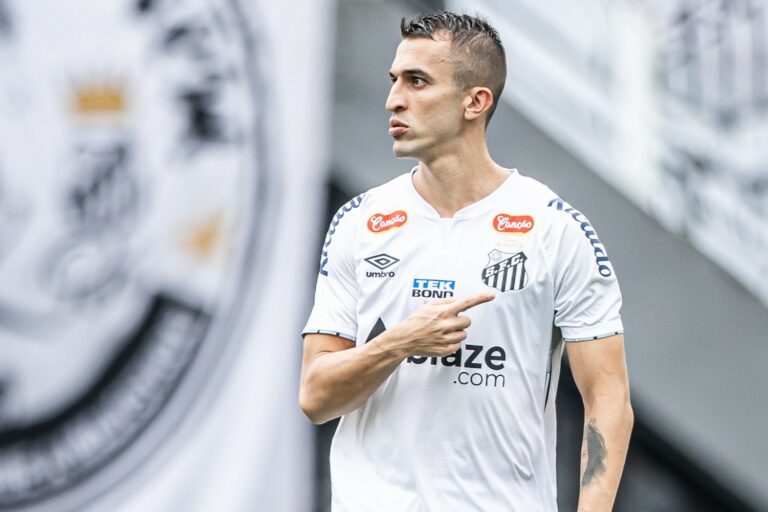 João Schmidt recebe sondagens, mas prioriza renovação no Santos