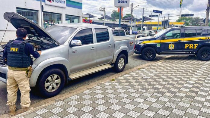 PRF recupera caminhonete furtada na Dutra em São José