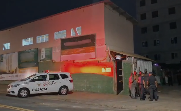 Criminosos assaltam obra, rendem funcionários e trocam tiros com a polícia