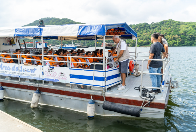 Projeto pedagógico Barco Escola “Arca do Saber” leva alunos para vivência ambiental no manguezal de Bertioga
