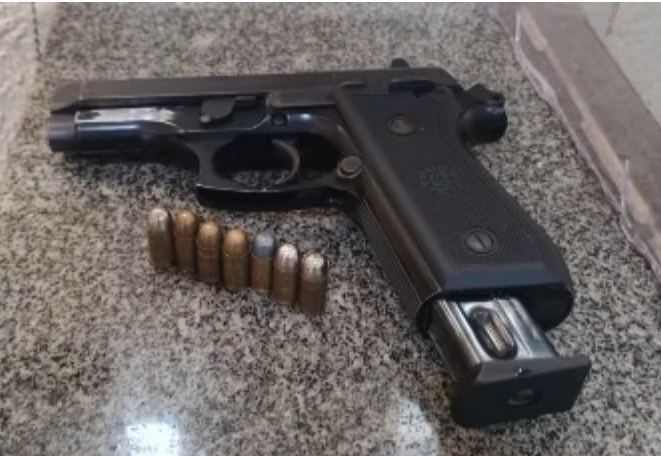 Polícia prende homem procurado pela justiça com arma de fogo na Comunidade Mário Covas