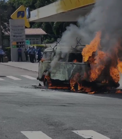 Kombi da Prefeitura de Valinhos pega fogo em posto de combustíveis