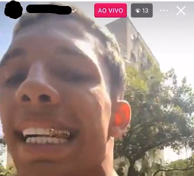 GANGUE DA LIVE: Homem debocha durante live após roubar pingente em Santos