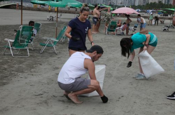 Ação de limpeza na praia de Santos comemora o Dia Mundial da Água