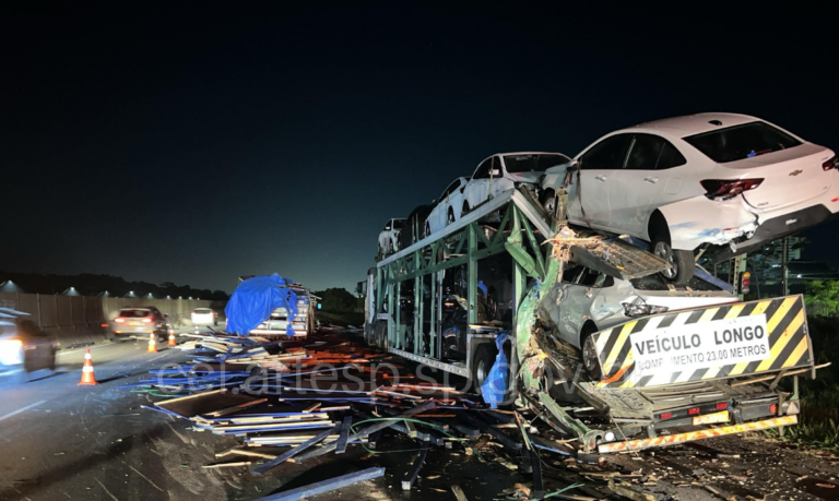 Acidente entre dois caminhões deixa motorista com tornozelo fraturado em Praia Grande e outros 5 carros danificados