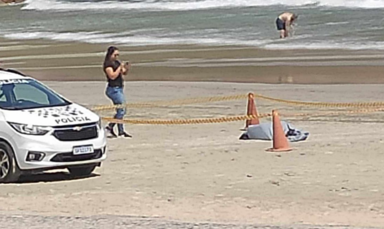 Cadáver com diversos ferimentos é encontrado em praia de Guarujá