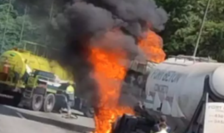 Carreta pega fogo e mobiliza Corpo de Bombeiros e caminhão-pipa em rodovia do litoral de SP