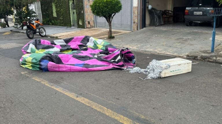 Guarda Municipal recolhe balão que caiu em rua, em Indaiatuba