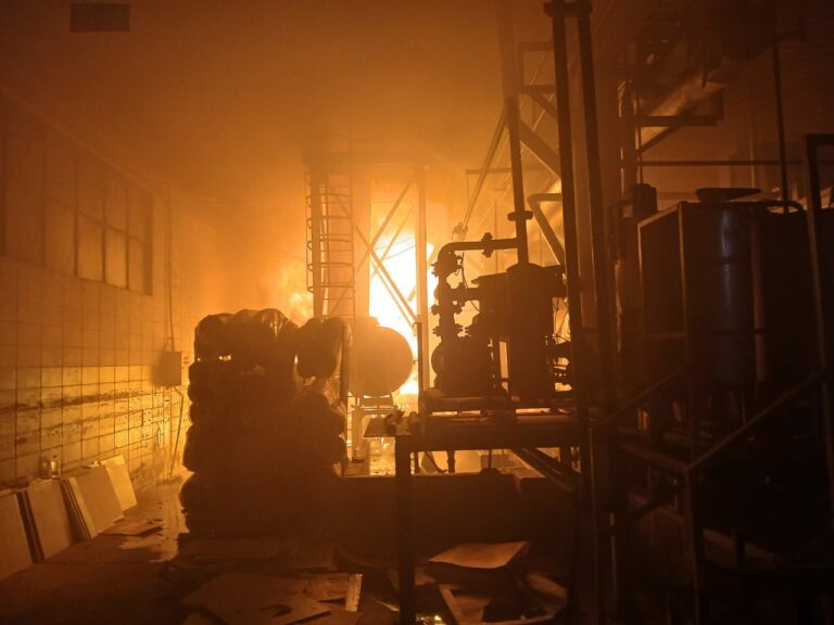 Incêndio destrói fábrica de tecelagem