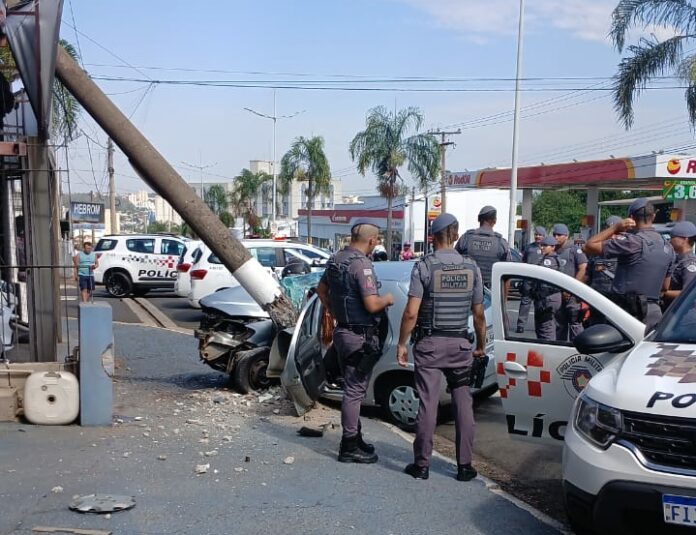 Mulher derruba poste e quase atropela policial ao tentar fugir de blitz