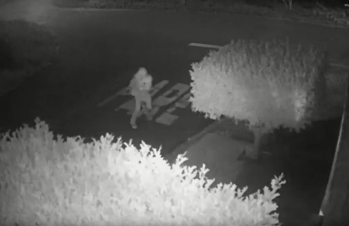 Homem morre baleado ao abrir portão de casa para a esposa