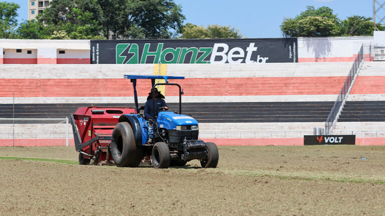 Botafogo realiza revitalização do gramado da Arena Nicnet