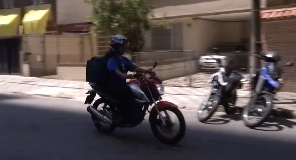 “Motogirl” de Guarujá fala sobre os benefícios e desafios no dia a dia em seu trabalho