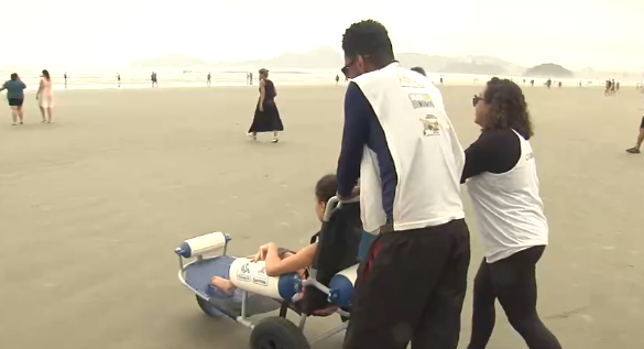 Santos recebe moradores de Bom Jesus dos Perdões no Programa Praia Acessível