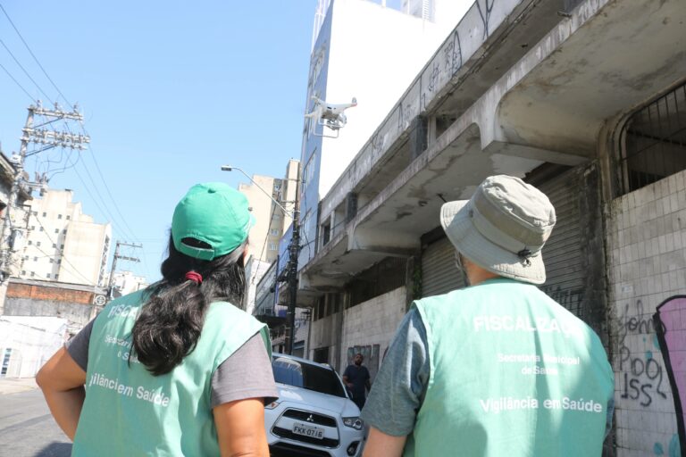 Agentes de saúde usam drones para inspecionar imóvel abandonado em Santos