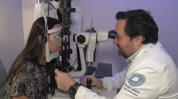 Mergulhar de olhos abertos é seguro? Especialista alerta para casos de lesão ocular comuns no verão