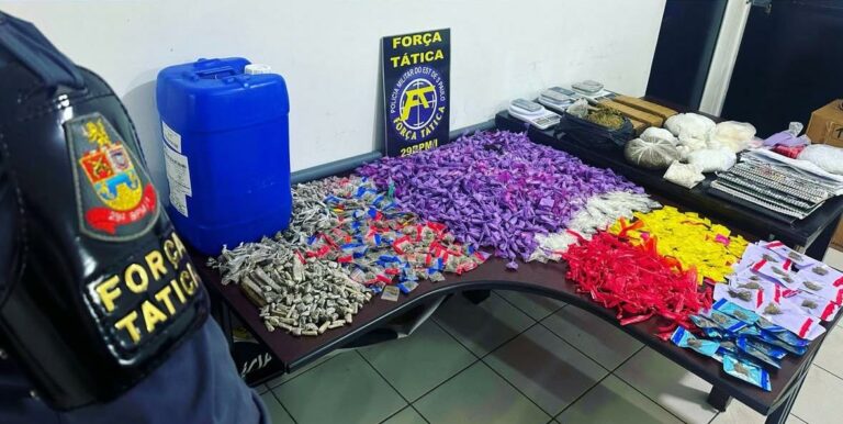 Homem é preso em flagrante embalando drogas em cidade do litoral