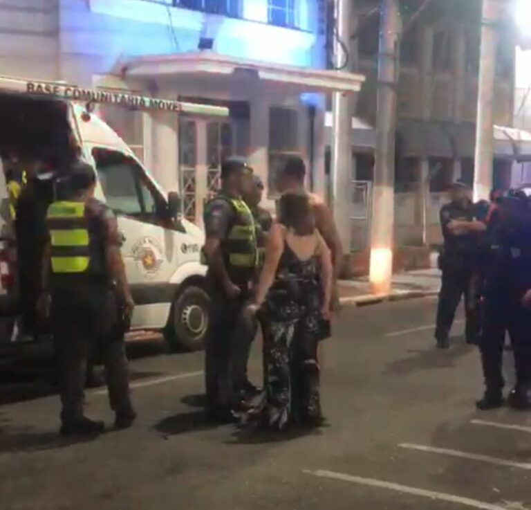 Confusão entre foliões e PM no Carnaval de Caçapava termina com pelo menos duas pessoas feridas
