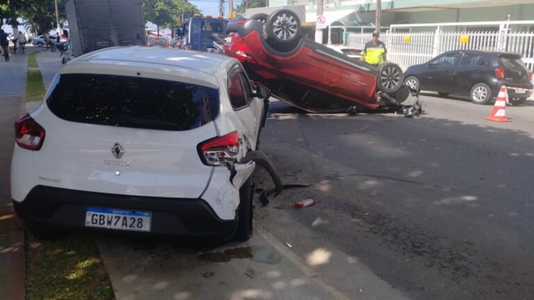 Carro capota e acidente causa engavetamento em importante avenida do litoral